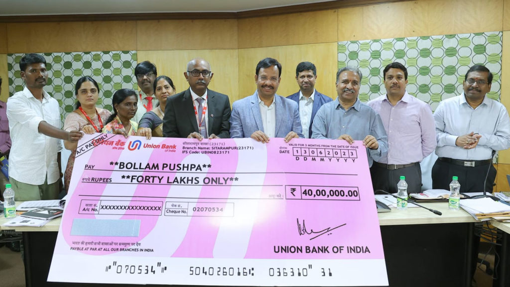 TSRTC gives Rs 50 lakhs to the family of the conductor who died in a road accident