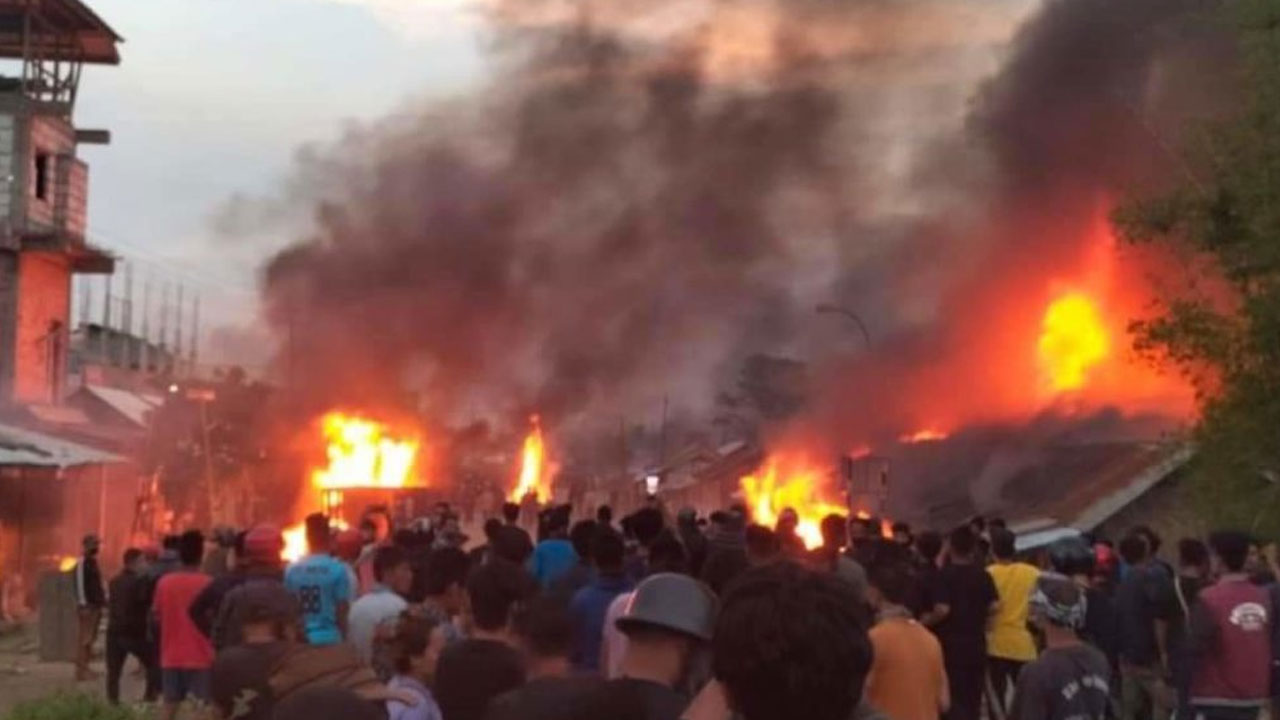 Manipur Violence: మళ్లీ రణరంగమవుతోన్న మణిపూర్.. గ్రామాన్ని చుట్టుముట్టి కాల్పులకు తెగబడ్డ తీవ్రవాదులు, 9 మంది మృతి Manipur Violence: మళ్లీ రణరంగమవుతోన్న మణిపూర్.. గ్రామాన్ని చుట్టుముట్టి కాల్పులకు తెగబడ్డ తీవ్రవాదులు, 9 మంది మృతి