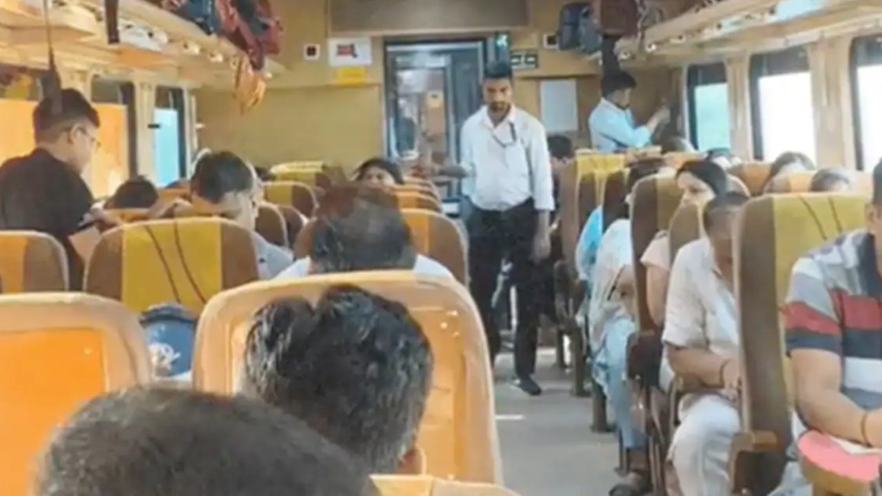 Vande Bharat Train: నా కల చెదిరిపోయింది..! వందే భారత్కు బదులుగా మరో ట్రైన్.. చెత్త సౌకర్యాలంటూ ఆగ్రహంతో ప్రయాణికుడి ట్వీట్ .. Vande Bharat Train: నా కల చెదిరిపోయింది..! వందే భారత్కు బదులుగా మరో ట్రైన్.. చెత్త సౌకర్యాలంటూ ఆగ్రహంతో ప్రయాణికుడి ట్వీట్ ..