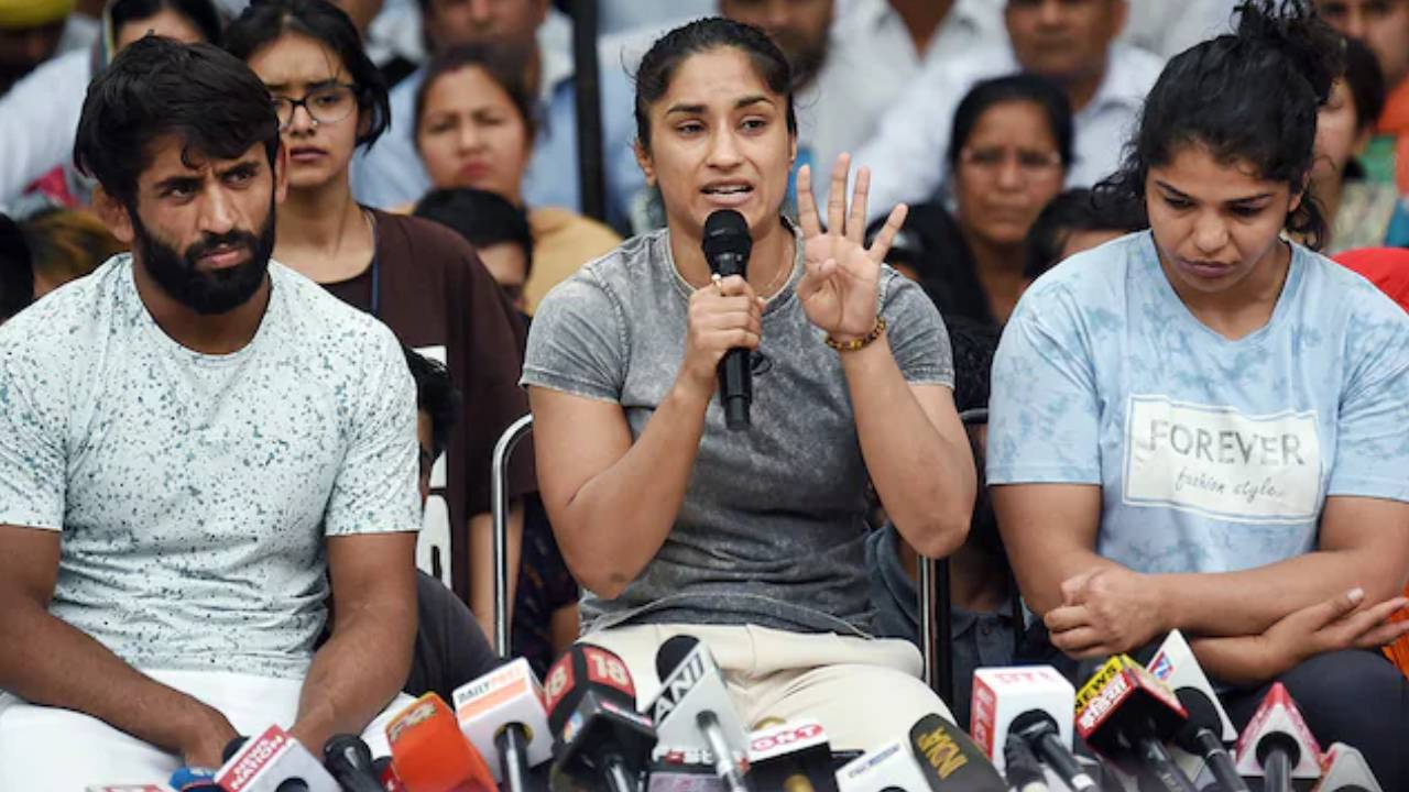 Wrestlers Protest : న్యాయం జరిగే వరకు నిరసన కొనసాగుతుంది.. వీధుల్లో కాదు కోర్టు ద్వారా!.. సోషల్ మీడియాకు దూరం Wrestlers Protest : న్యాయం జరిగే వరకు నిరసన కొనసాగుతుంది.. వీధుల్లో కాదు కోర్టు ద్వారా!.. సోషల్ మీడియాకు దూరం
