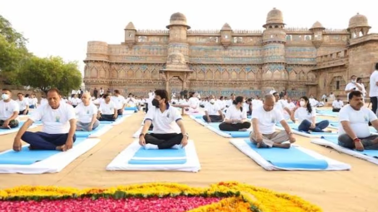 Yoga Break: కేంద్ర ప్రభుత్వ కార్యాలయాల్లో ఇకనుంచి ‘యోగా బ్రేక్’.. ఉత్తర్వులు జారీ Yoga Break: కేంద్ర ప్రభుత్వ కార్యాలయాల్లో ఇకనుంచి ‘యోగా బ్రేక్’.. ఉత్తర్వులు జారీ