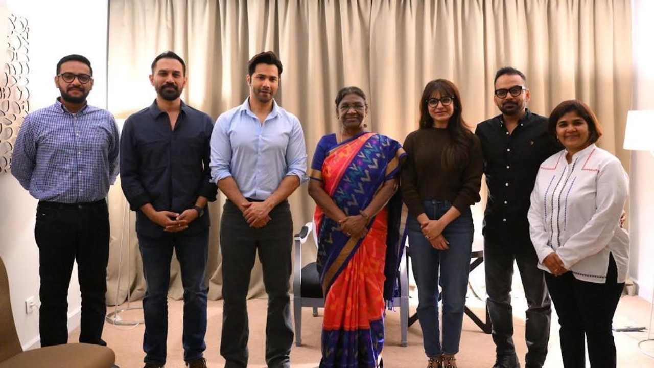 Samantha : రాష్ట్రపతిని కలిసిన సమంత & సిటాడెల్ టీం.. ద్రౌపది ముర్ము ఎలాంటి సినిమాలు చూస్తారో తెలుసా? Samantha : రాష్ట్రపతిని కలిసిన సమంత & సిటాడెల్ టీం.. ద్రౌపది ముర్ము ఎలాంటి సినిమాలు చూస్తారో తెలుసా?