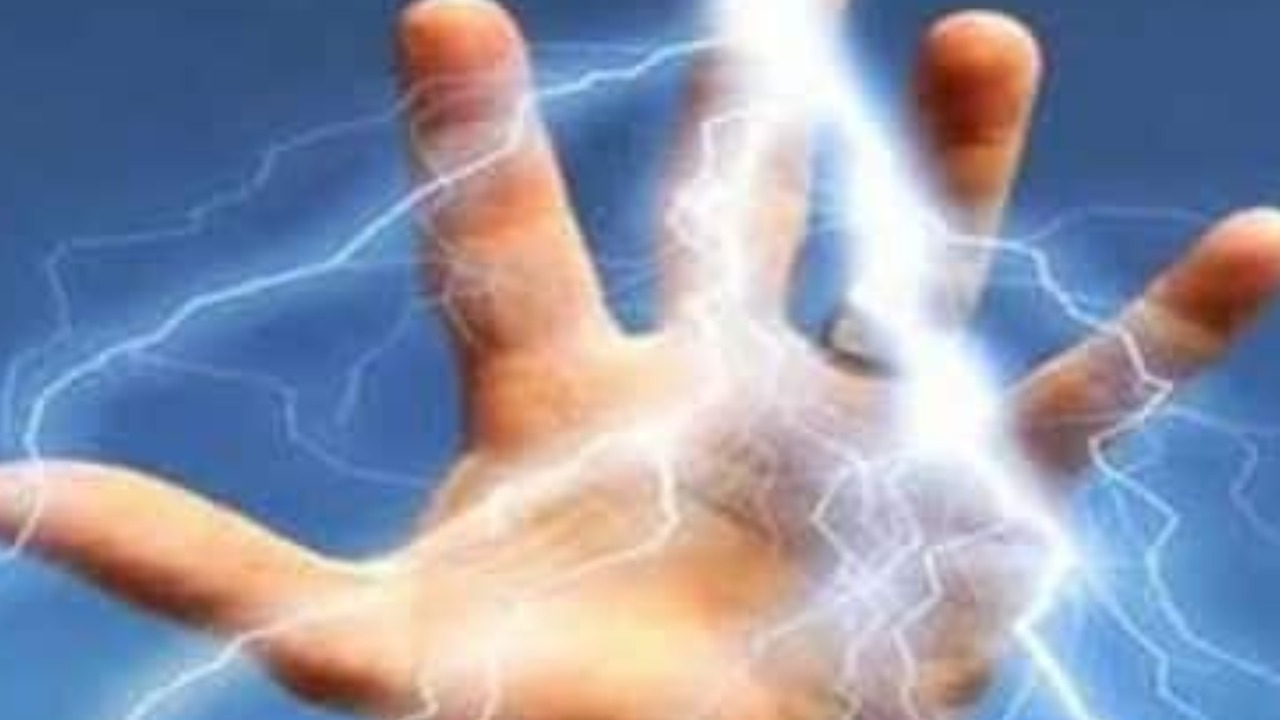 Andhra Pradesh : బంధువు అంత్యక్రియలకు వెళ్లి ముగ్గురు మృతి.. పాడె మోస్తుండగా విద్యుత్ షాక్ Andhra Pradesh : బంధువు అంత్యక్రియలకు వెళ్లి ముగ్గురు మృతి.. పాడె మోస్తుండగా విద్యుత్ షాక్