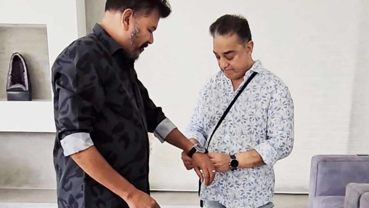 Kamal Haasan : డైరెక్టర్ శంకర్కి ఖరీదైన వాచ్ గిఫ్ట్ ఇచ్చిన కమల్ హాసన్.. సినిమా రిలీజ్ అవ్వకుండానే.. Kamal Haasan : డైరెక్టర్ శంకర్కి ఖరీదైన వాచ్ గిఫ్ట్ ఇచ్చిన కమల్ హాసన్.. సినిమా రిలీజ్ అవ్వకుండానే..