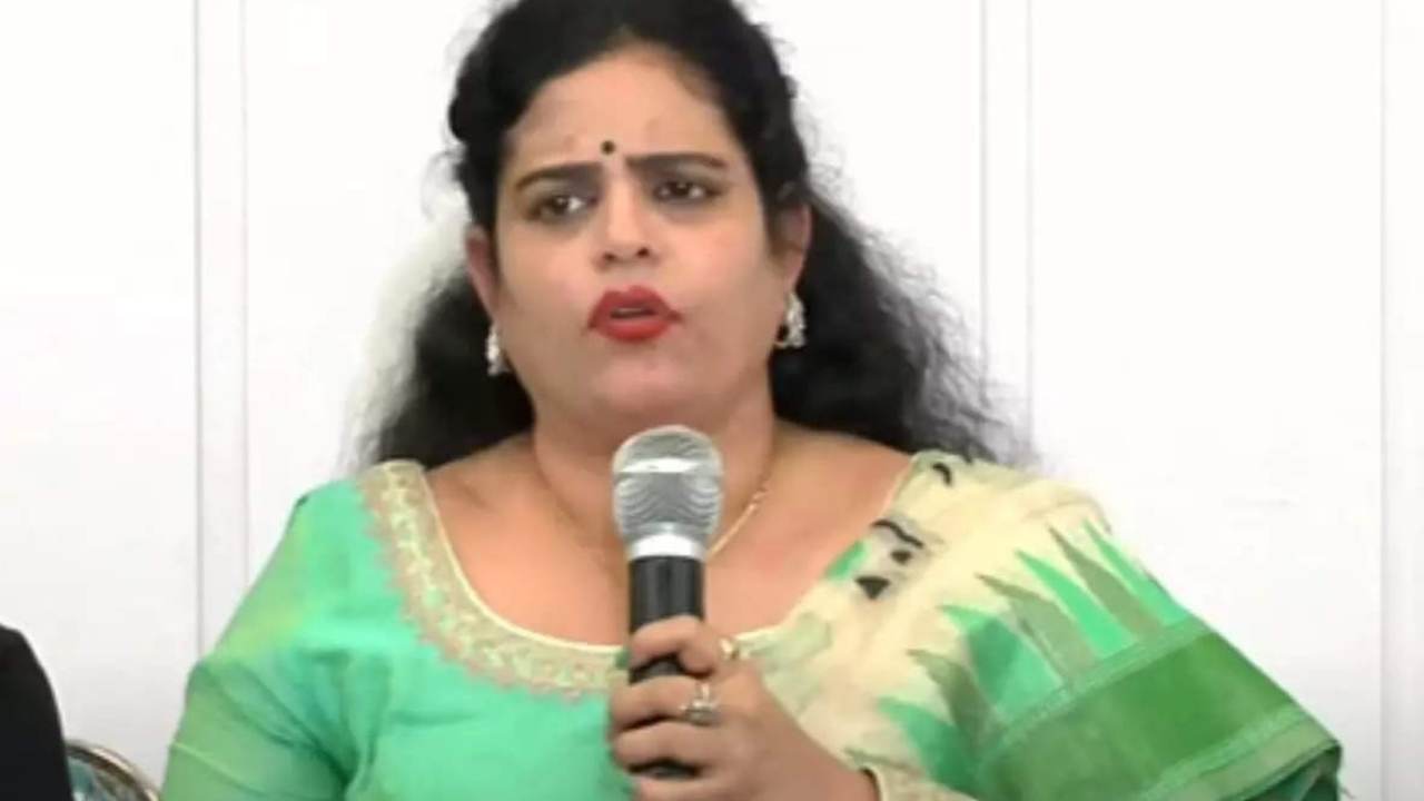 Karate Kalyani : నాకు ప్రాణహాని ఉంది.. నా కొత్త కారు టైర్స్ కోసేశారు.. జస్ట్ మిస్.. కరాటే కళ్యాణి సంచలన వ్యాఖ్యలు.. Karate Kalyani : నాకు ప్రాణహాని ఉంది.. నా కొత్త కారు టైర్స్ కోసేశారు.. జస్ట్ మిస్.. కరాటే కళ్యాణి సంచలన వ్యాఖ్యలు..