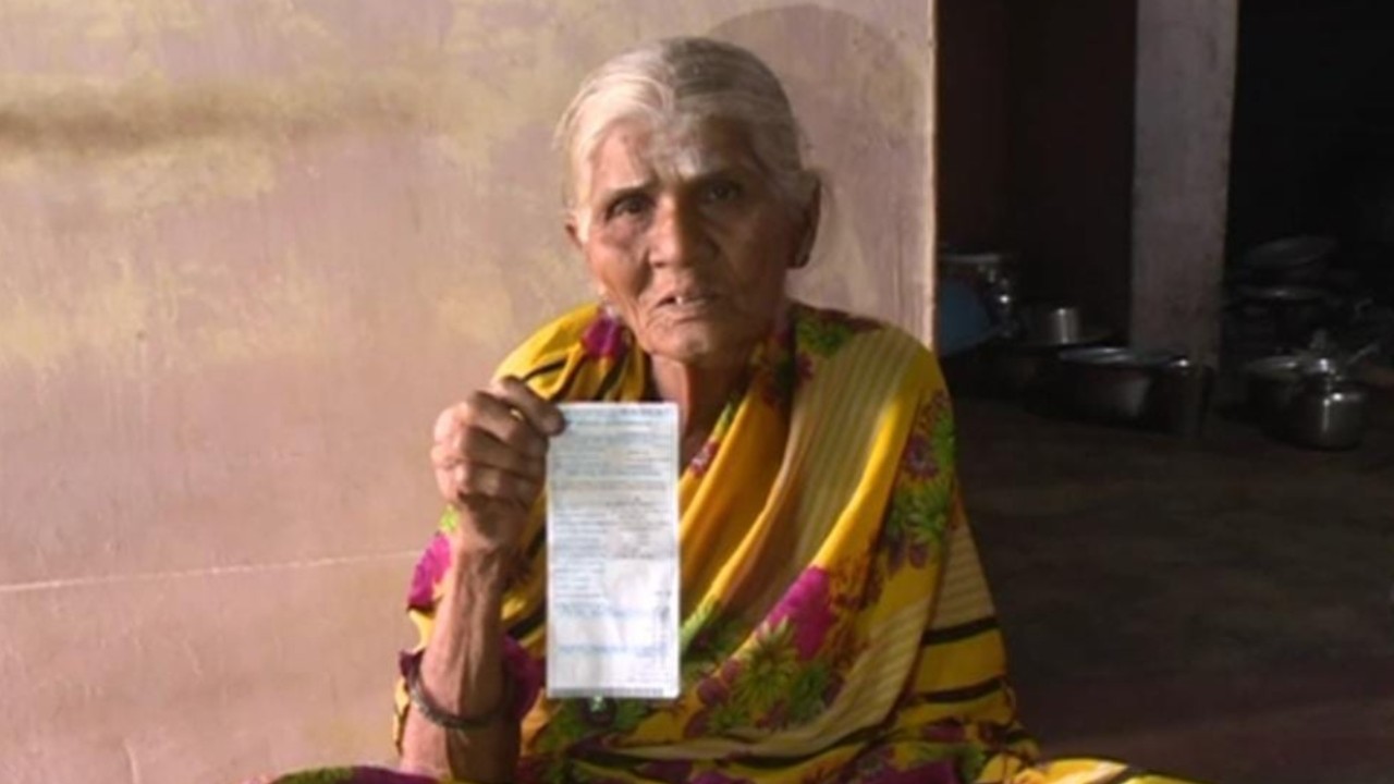 Karnataka Old Woman : చిన్న షెడ్డులో నివాసముంటున్న 90 ఏళ్ల వృద్ధురాలికి.. ఏకంగా రూ. లక్ష కరెంట్ బిల్లు Karnataka Old Woman : చిన్న షెడ్డులో నివాసముంటున్న 90 ఏళ్ల వృద్ధురాలికి.. ఏకంగా రూ. లక్ష కరెంట్ బిల్లు
