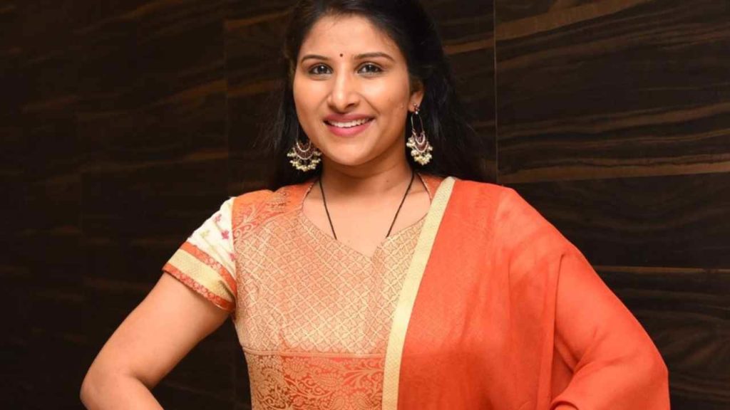 Singer Mangli injured while song shooting