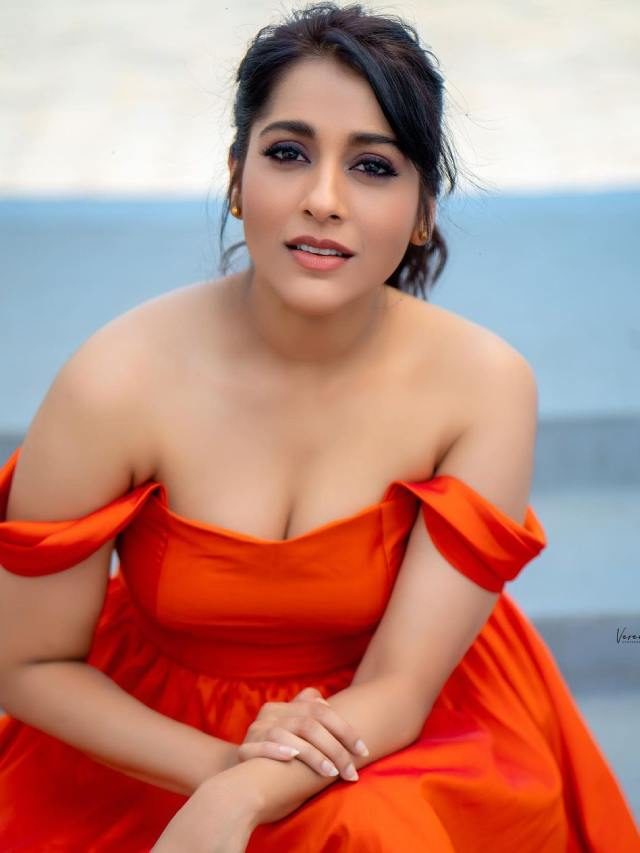 >రెడ్ మిర్చిలా ఘాటుగా రష్మీ అందాలు..