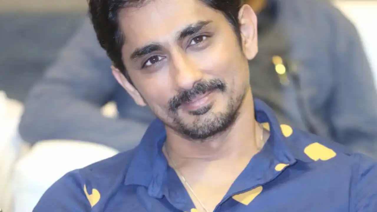 Siddharth : ఆవిడ కాళ్ళకి కిందపడి మరీ నమస్కారం చేసిన సిద్దార్థ్.. ఎవరు ఆమె? Siddharth : ఆవిడ కాళ్ళకి కిందపడి మరీ నమస్కారం చేసిన సిద్దార్థ్.. ఎవరు ఆమె?