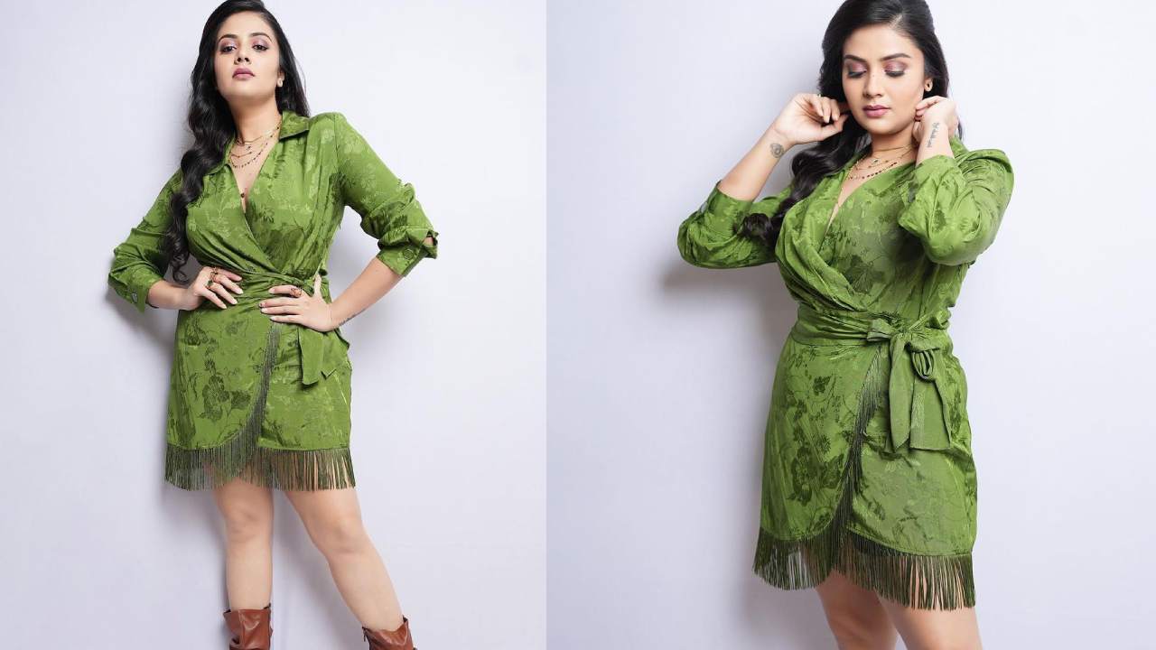 Sreemukhi : ఆకుపచ్చని షార్ట్ డ్రెస్‌లో శ్రీముఖి పచ్చని అందాలు..