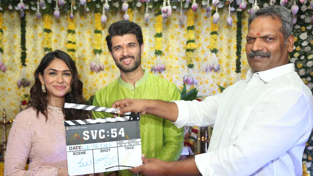 Vijay Devarakonda : గీతాగోవిందం కాంబో.. రౌడీ హీరో సరసన మృణాల్ ఠాకూర్.. ఓపెనింగ్ పూజా కార్యక్రమం.. Vijay Devarakonda : గీతాగోవిందం కాంబో.. రౌడీ హీరో సరసన మృణాల్ ఠాకూర్.. ఓపెనింగ్ పూజా కార్యక్రమం..