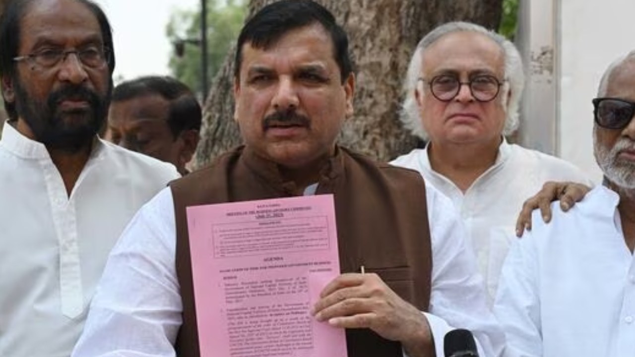 AAP MP Sanjay Singh: పార్లమెంట్ ఆవరణలో నాలుగు రోజులుగా కొనసాగుతున్న ఆప్ ఎంపీ నిరసన AAP MP Sanjay Singh: పార్లమెంట్ ఆవరణలో నాలుగు రోజులుగా కొనసాగుతున్న ఆప్ ఎంపీ నిరసన