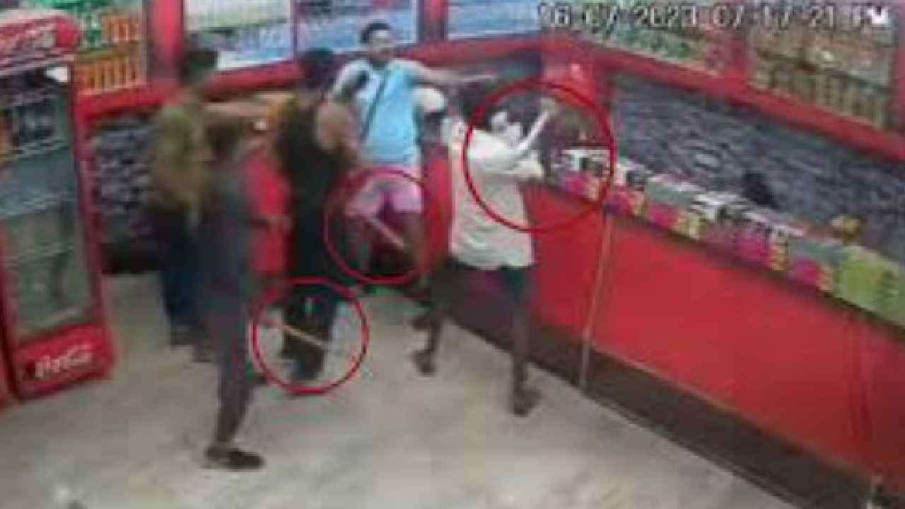 Viral Video : షాకింగ్.. తాజ్మహల్ చూసేందుకు వెళ్లిన టూరిస్టుపై కర్రలు, రాడ్లతో దాడి.. వదిలేయమని ప్రాథేయపడినా దారుణంగా కొట్టారు Viral Video : షాకింగ్.. తాజ్మహల్ చూసేందుకు వెళ్లిన టూరిస్టుపై కర్రలు, రాడ్లతో దాడి.. వదిలేయమని ప్రాథేయపడినా దారుణంగా కొట్టారు
