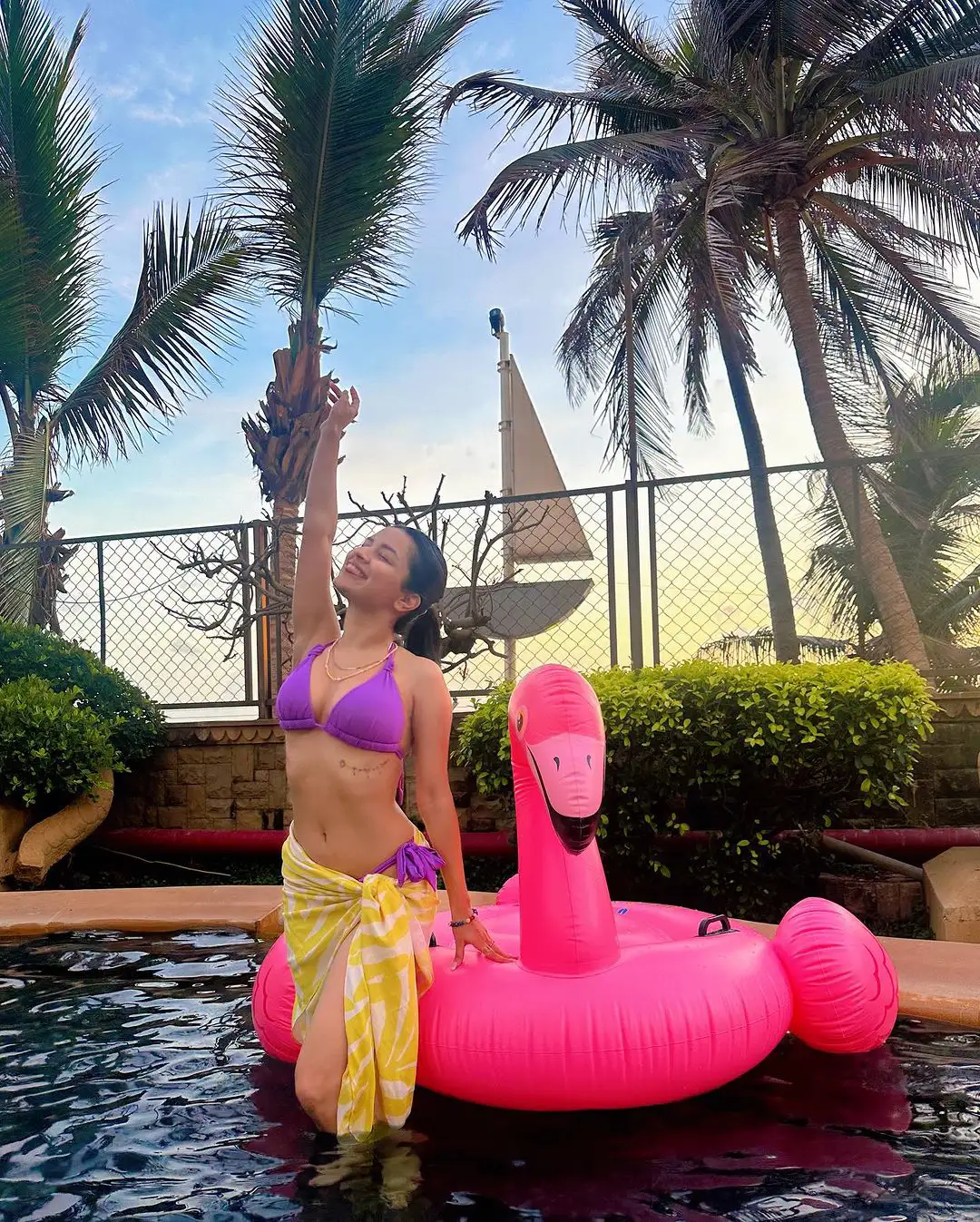 Bollywood heroine Avneet Kaur bikini photos