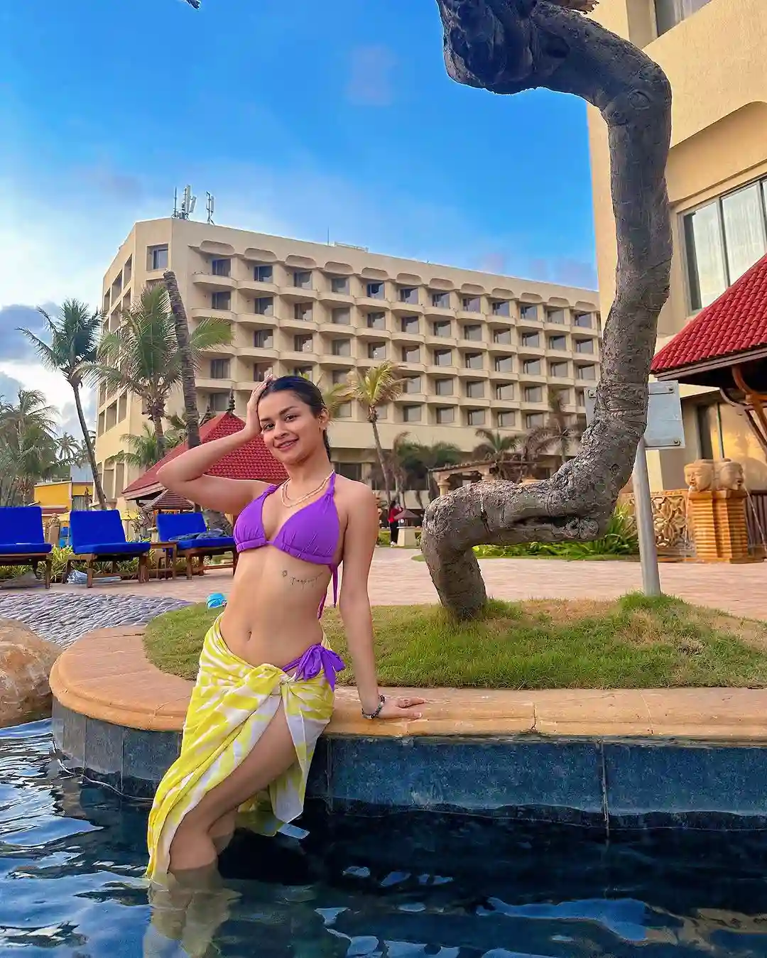 Bollywood heroine Avneet Kaur bikini photos