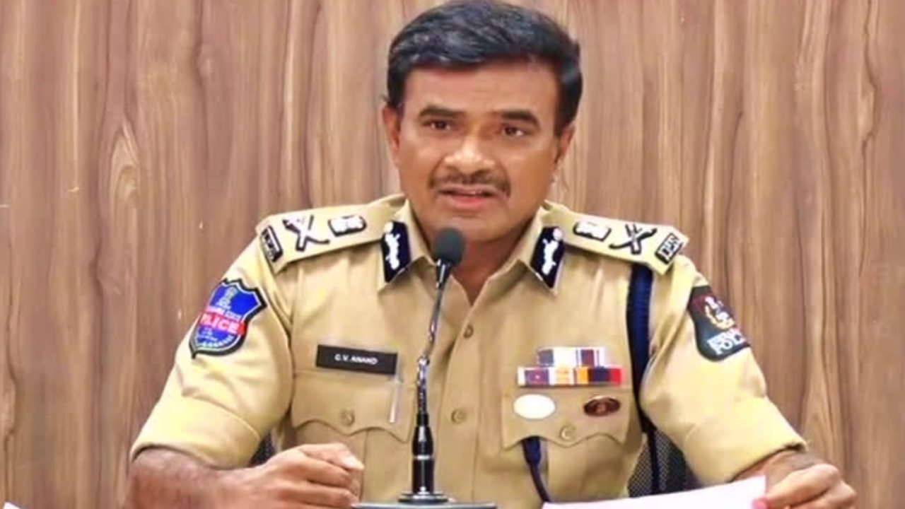 CP CV Anand : కేబీఆర్ పార్క్ చుట్టూ 264 సీసీ కెమెరాలు.. 15 నిమిషాల్లో నేరం చేసిన వ్యక్తిని గుర్తిస్తున్నాం : సీపీ సీవీ ఆనంద్ CP CV Anand : కేబీఆర్ పార్క్ చుట్టూ 264 సీసీ కెమెరాలు.. 15 నిమిషాల్లో నేరం చేసిన వ్యక్తిని గుర్తిస్తున్నాం : సీపీ సీవీ ఆనంద్