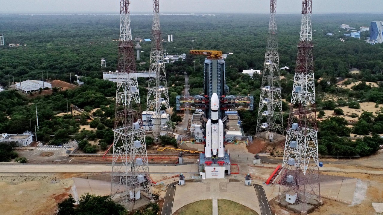 Chandrayaan-3 Launch : నింగిలోకి దూసుకెళ్లేందుకు సిద్ధమైన చంద్రయాన్-3.. చంద్రయాన్-2కు చంద్రయాన్-3కి తేడా ఏమిటో తెలుసా? లక్ష్యాలు ఏమిటంటే.. Chandrayaan-3 Launch : నింగిలోకి దూసుకెళ్లేందుకు సిద్ధమైన చంద్రయాన్-3.. చంద్రయాన్-2కు చంద్రయాన్-3కి తేడా ఏమిటో తెలుసా? లక్ష్యాలు ఏమిటంటే..