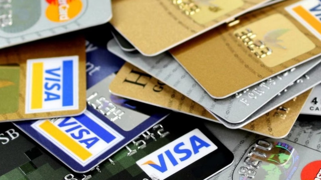 Credit Card Portability: మీ క్రెడిట్, డెబిట్ కార్డులకుకూడా పోర్టబిలిటీ సదుపాయం.. ఎప్పటి నుంచి..? ఎలానో తెలుసుకోండి.. Credit Card Portability: మీ క్రెడిట్, డెబిట్ కార్డులకుకూడా పోర్టబిలిటీ సదుపాయం.. ఎప్పటి నుంచి..? ఎలానో తెలుసుకోండి..