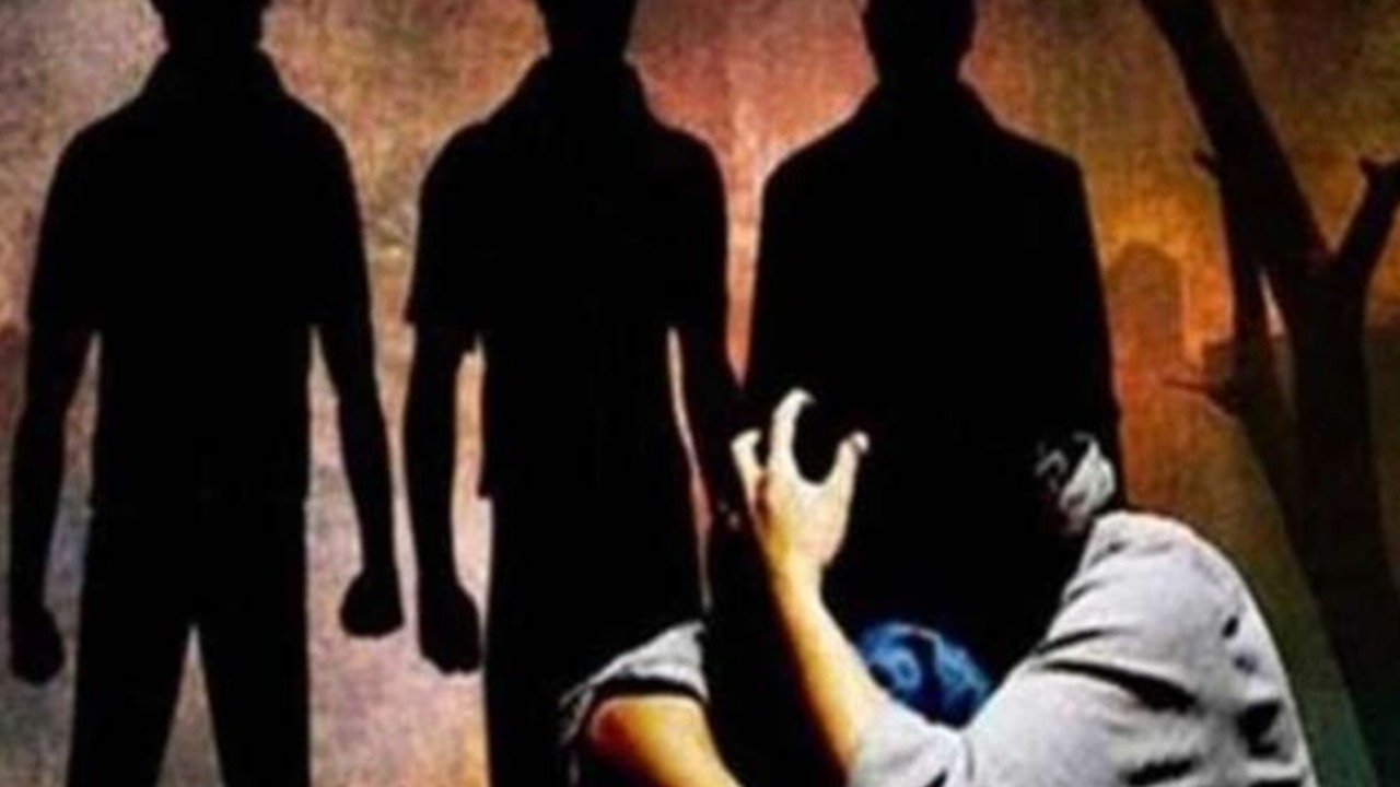 Dalit Girl Gang-Raped : దళిత బాలికపై ముగ్గురు విద్యార్థులు గ్యాంగ్ రేప్.. ఆమె స్నేహితుడి ముందే ఘాతుకం Dalit Girl Gang-Raped : దళిత బాలికపై ముగ్గురు విద్యార్థులు గ్యాంగ్ రేప్.. ఆమె స్నేహితుడి ముందే ఘాతుకం