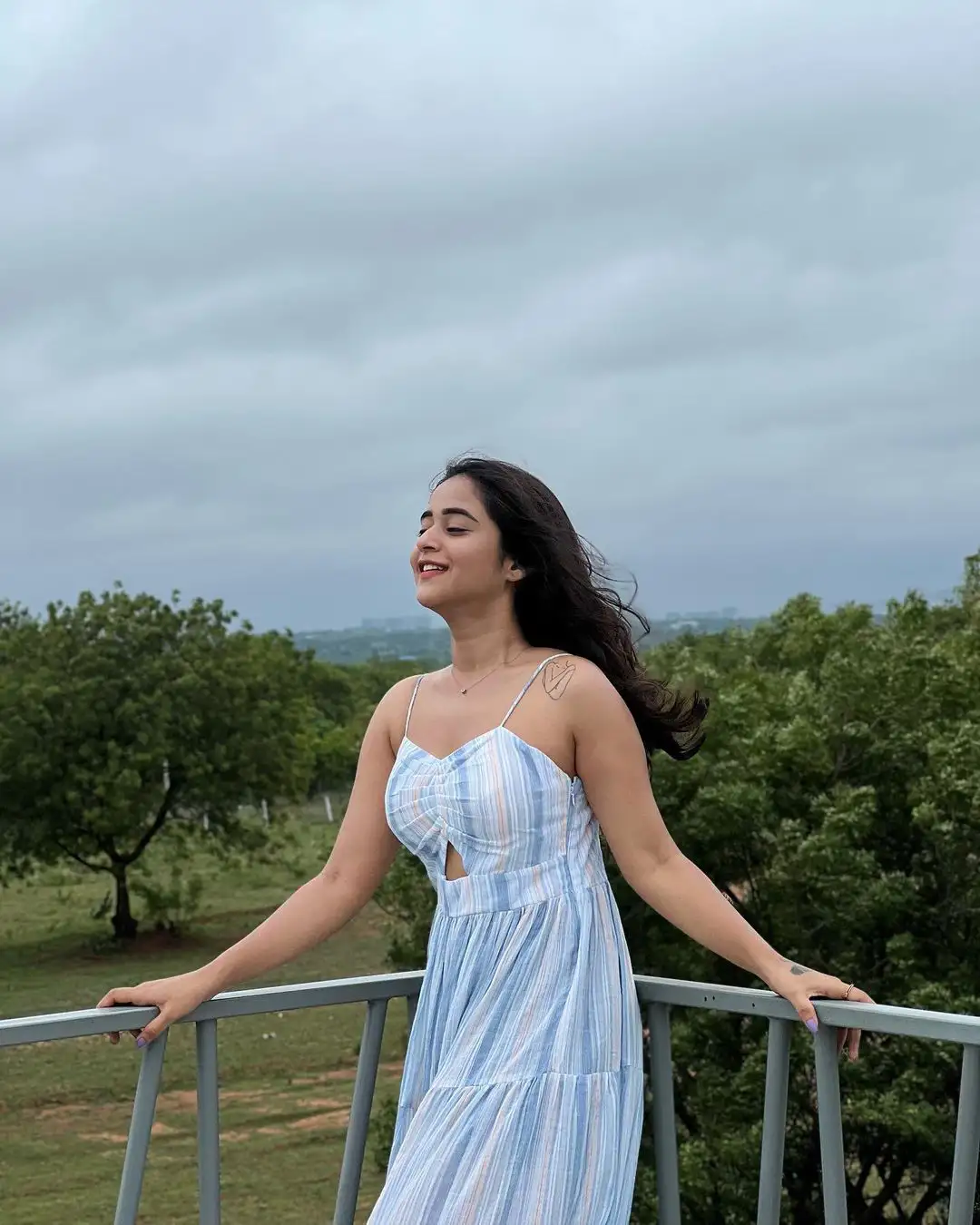 Deepthi Sunaina cute looks with Enjoying Monsoon