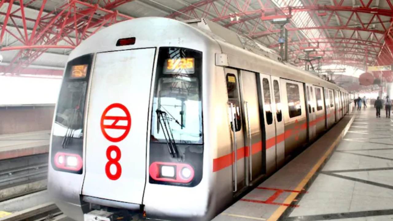 Delhi Metro Train : ప్లాట్ ఫామ్ మీదకు వస్తున్న మెట్రో రైలు ముందు దూకి యువకుడు ఆత్మహత్య Delhi Metro Train : ప్లాట్ ఫామ్ మీదకు వస్తున్న మెట్రో రైలు ముందు దూకి యువకుడు ఆత్మహత్య