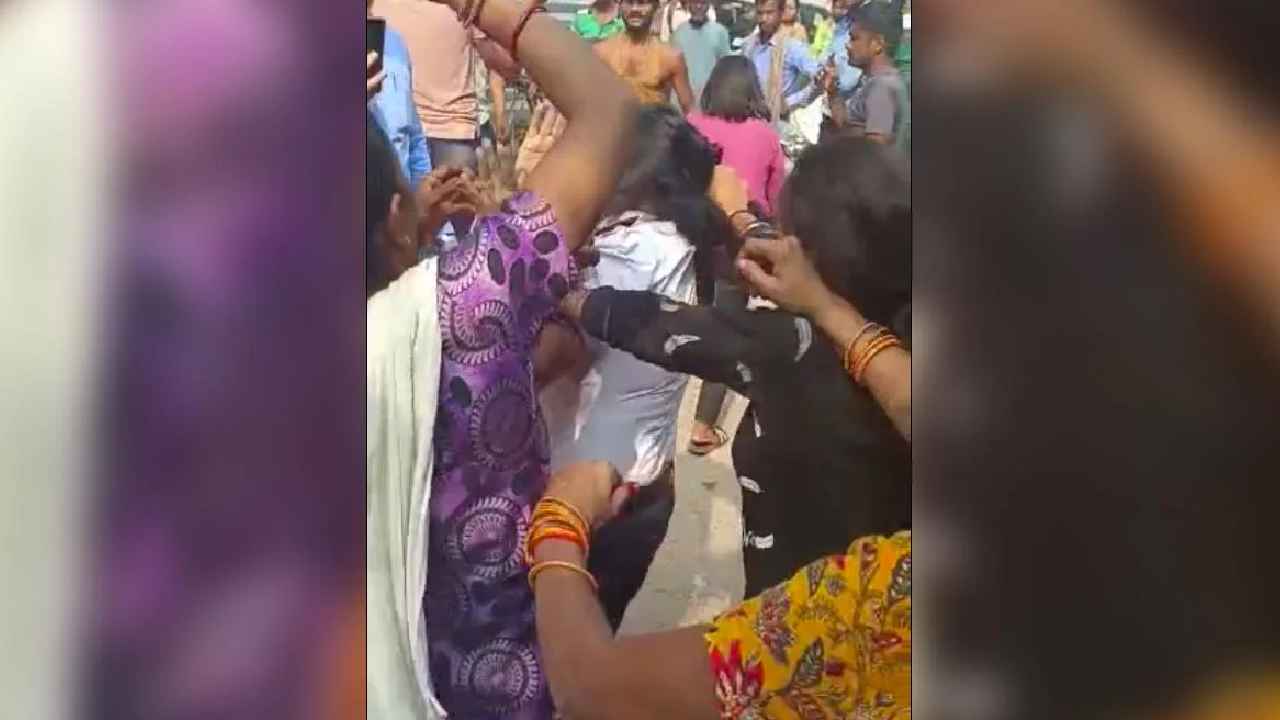 Delhi : షాకింగ్ వీడియో.. మహిళా పైలట్, ఆమె భర్తను దారుణంగా కొట్టిన జనం Delhi : షాకింగ్ వీడియో.. మహిళా పైలట్, ఆమె భర్తను దారుణంగా కొట్టిన జనం