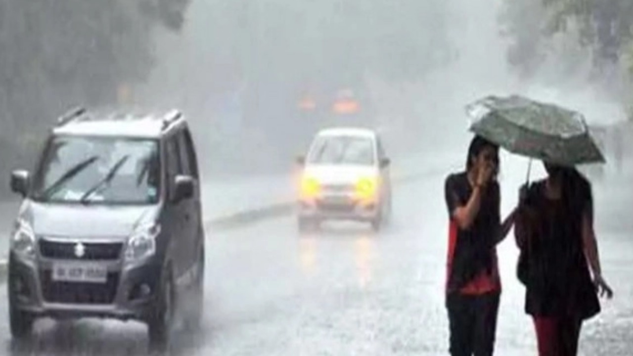 Delhi Rain : ఢిల్లీలో కుండపోత వర్షాలు.. 40 ఏళ్ల తరువాత ఒక్క రోజులో భారీ వర్షం Delhi Rain : ఢిల్లీలో కుండపోత వర్షాలు.. 40 ఏళ్ల తరువాత ఒక్క రోజులో భారీ వర్షం