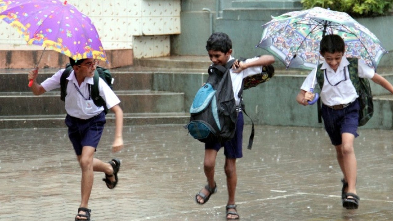 Schools Holiday: వర్షం ఎఫెక్ట్.. తెలంగాణ ప్రభుత్వం కీలక నిర్ణయం.. శుక్ర, శనివారాల్లో కూడా సెలవు .. Schools Holiday: వర్షం ఎఫెక్ట్.. తెలంగాణ ప్రభుత్వం కీలక నిర్ణయం.. శుక్ర, శనివారాల్లో కూడా సెలవు ..