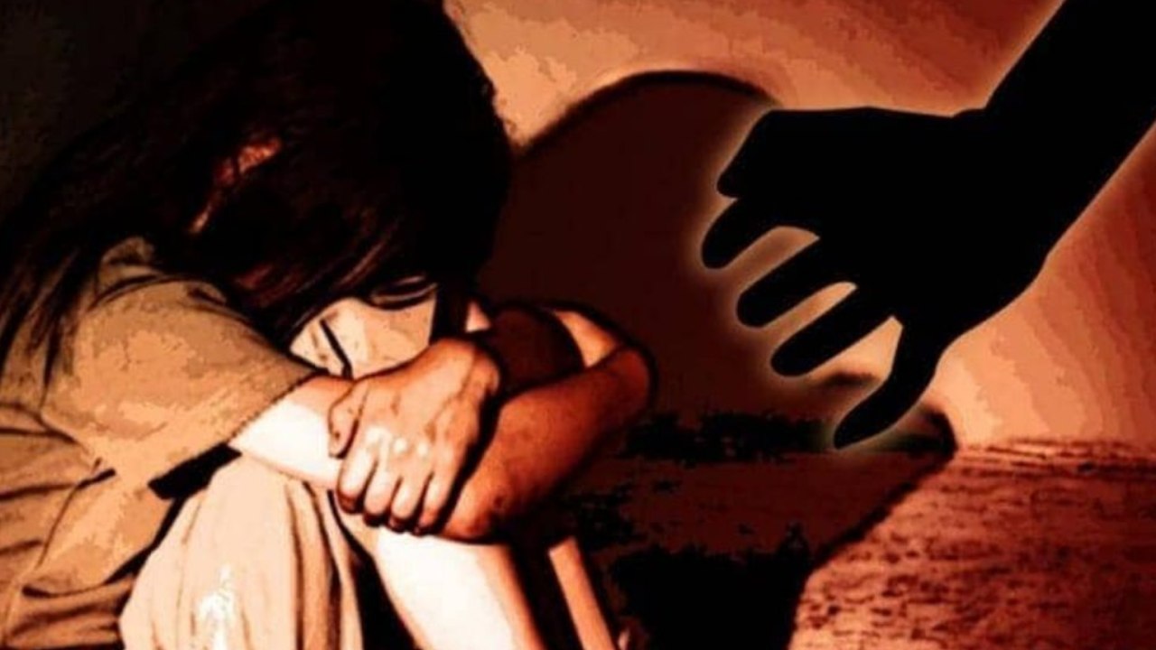 Girl Gang Raped : ఏపీలో బాలికపై పలుమార్లు గ్యాంగ్ రేప్.. పోలీసులకు చెబితే చంపేస్తామని బెదిరింపులు Girl Gang Raped : ఏపీలో బాలికపై పలుమార్లు గ్యాంగ్ రేప్.. పోలీసులకు చెబితే చంపేస్తామని బెదిరింపులు