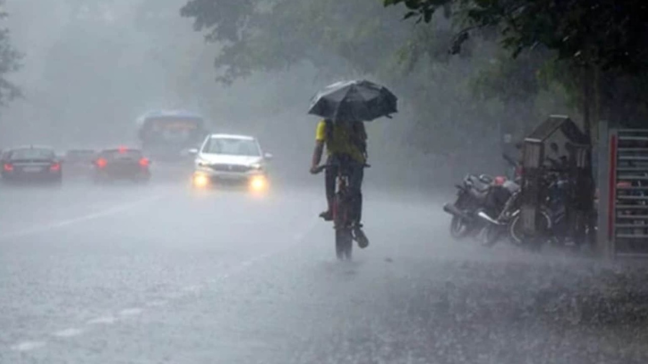 Telangana Heavy Rains : తెలంగాణకు భారీ వర్ష సూచన.. రానున్న మూడు రోజులు భారీ నుంచి అతి భారీ వర్షాలు Telangana Heavy Rains : తెలంగాణకు భారీ వర్ష సూచన.. రానున్న మూడు రోజులు భారీ నుంచి అతి భారీ వర్షాలు