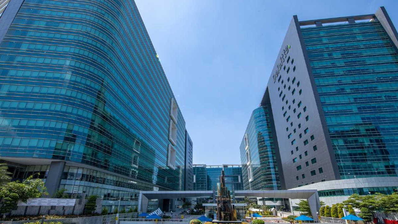 Hyderabad: నిర్మాణరంగంలో దూసుకుపోతున్న హైదరాబాద్.. స్కైస్క్రాపర్స్ ఆఫీస్ స్పేస్లో భాగ్యనగరానిదే హవా Hyderabad: నిర్మాణరంగంలో దూసుకుపోతున్న హైదరాబాద్.. స్కైస్క్రాపర్స్ ఆఫీస్ స్పేస్లో భాగ్యనగరానిదే హవా
