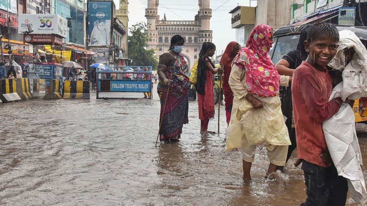 Hyderabad Rain : హైదరాబాద్లో రెడ్ అలర్ట్.. ఆ జోన్ల పరిధిలో భారీ వర్షాలు.. అప్రమత్తమైన జీహెచ్ఎంసీ అధికారులు Hyderabad Rain : హైదరాబాద్లో రెడ్ అలర్ట్.. ఆ జోన్ల పరిధిలో భారీ వర్షాలు.. అప్రమత్తమైన జీహెచ్ఎంసీ అధికారులు