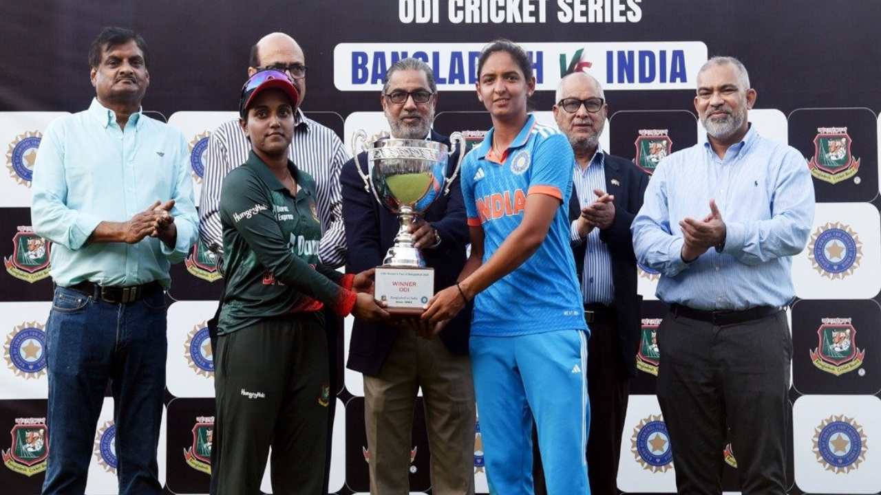 IND-W Vs BAN-W : ఒత్తిడిలో భారత్ చిత్తు.. 9 పరుగులకే 4 వికెట్లు.. మూడో వన్డే టై.. సిరీస్ సమం IND-W Vs BAN-W : ఒత్తిడిలో భారత్ చిత్తు.. 9 పరుగులకే 4 వికెట్లు.. మూడో వన్డే టై.. సిరీస్ సమం