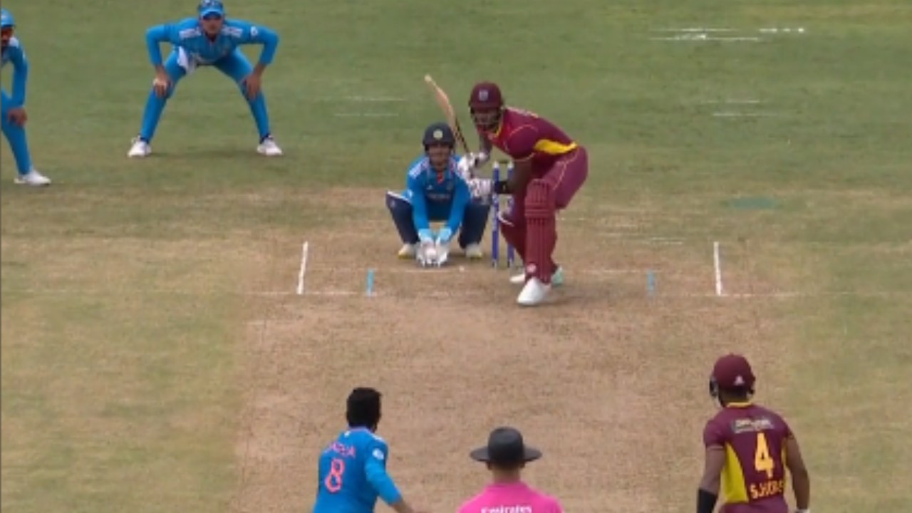 IND vs WI 1st ODI Match : ఒంటి చేత్తో అద్భుత క్యాచ్ అందుకున్న విరాట్.. గిల్, జడేజా కూడా తక్కువేం కాదు.. వీడియోలు వైరల్ IND vs WI 1st ODI Match : ఒంటి చేత్తో అద్భుత క్యాచ్ అందుకున్న విరాట్.. గిల్, జడేజా కూడా తక్కువేం కాదు.. వీడియోలు వైరల్