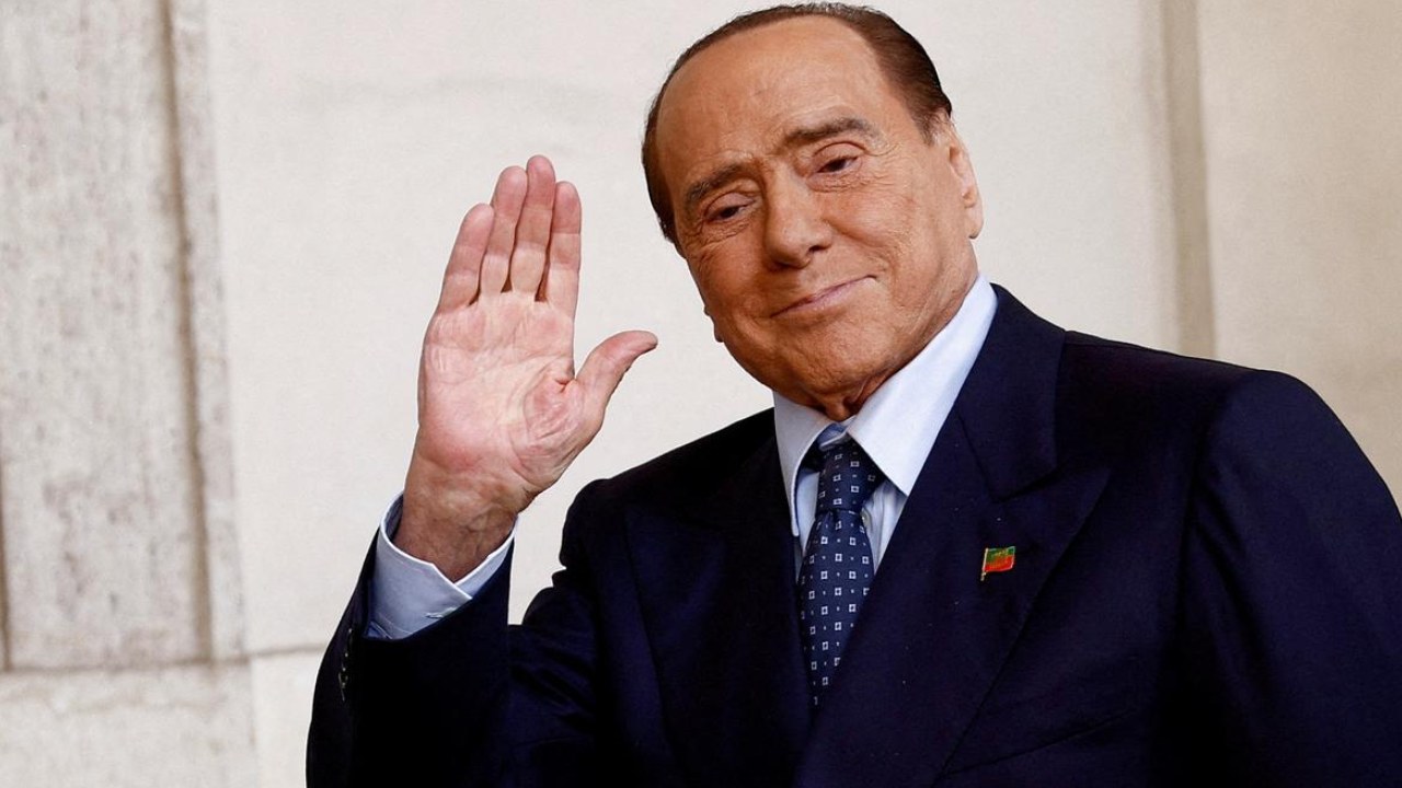 Italian Former PM Berlusconi: 33 ఏళ్ల ప్రియురాలికి రూ. 906 కోట్లు రాసిచ్చిన ఇటలీ మాజీ ప్రధాని Italian Former PM Berlusconi: 33 ఏళ్ల ప్రియురాలికి రూ. 906 కోట్లు రాసిచ్చిన ఇటలీ మాజీ ప్రధాని
