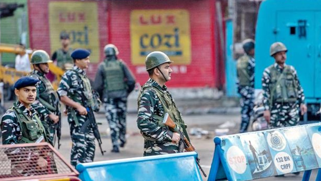 Srinagar: తప్పిన పెను ప్రమాదం..! భారీగా పేలుడు పదార్థాలను నిర్వీర్యం చేసిన భద్రతా దళాలు Srinagar: తప్పిన పెను ప్రమాదం..! భారీగా పేలుడు పదార్థాలను నిర్వీర్యం చేసిన భద్రతా దళాలు