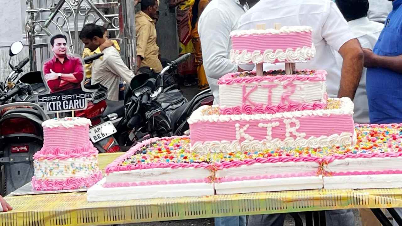 KTR Birthday Celebrations : విజయవాడలో ఘనంగా మంత్రి కేటిఆర్ పుట్టినరోజు వేడుకలు KTR Birthday Celebrations : విజయవాడలో ఘనంగా మంత్రి కేటిఆర్ పుట్టినరోజు వేడుకలు