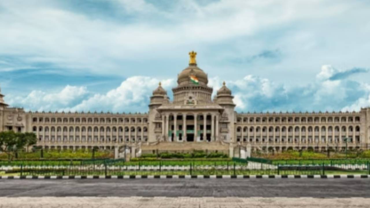 Karnataka Assembly : ఎమ్మెల్యేనంటూ కర్ణాటక అసెంబ్లీ సమావేశాల్లో 72 ఏళ్ల వ్యక్తి హల్ చల్ .. ఏం చేశాడో తెలుసా..? Karnataka Assembly : ఎమ్మెల్యేనంటూ కర్ణాటక అసెంబ్లీ సమావేశాల్లో 72 ఏళ్ల వ్యక్తి హల్ చల్ .. ఏం చేశాడో తెలుసా..?