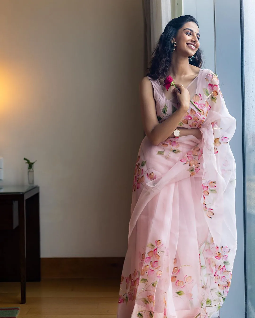 Meenakshi Chaudhary mesmerizing looks in saree photos