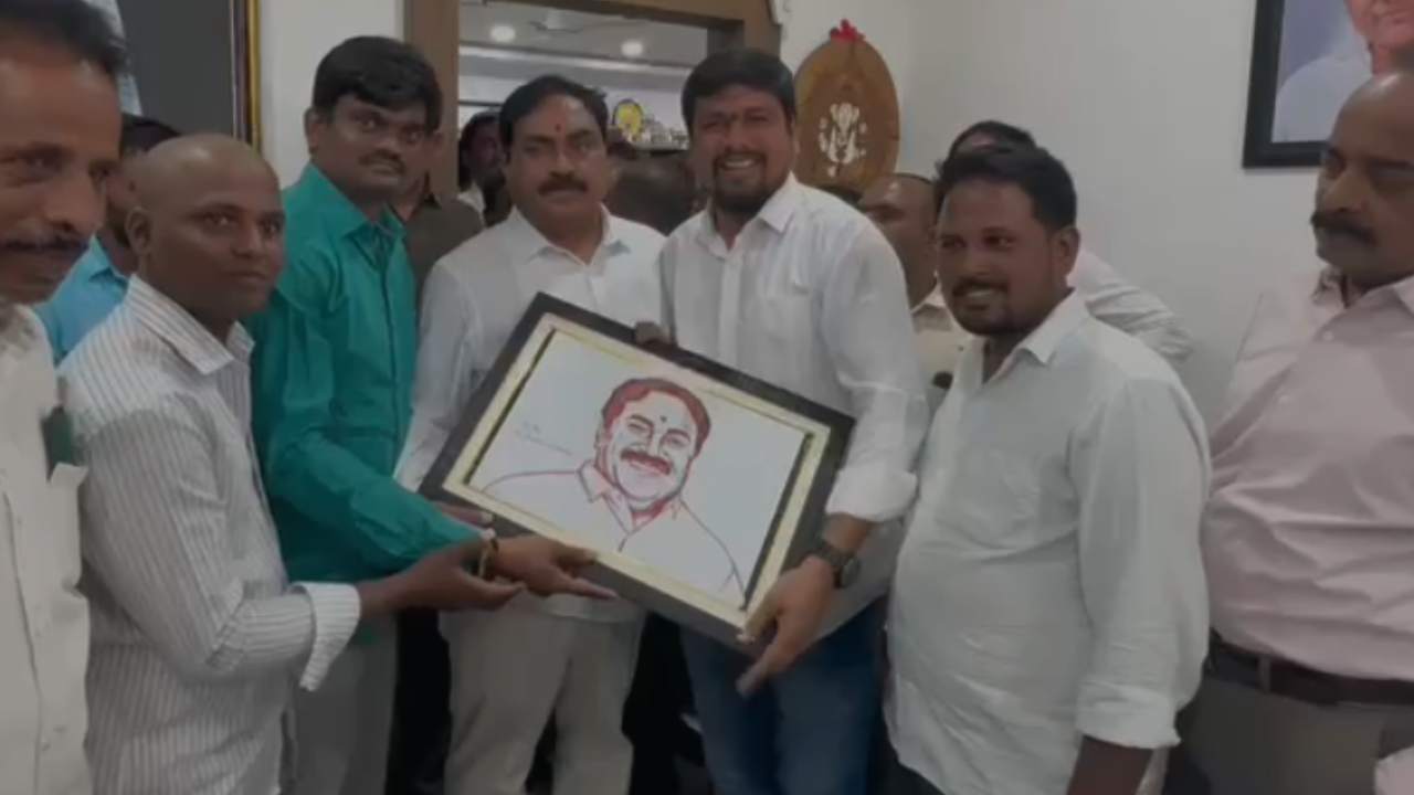 Minister Dayakar Rao: మంత్రి ఎర్రబెల్లిపై అభిమానంతో.. బహుమతిగా రక్తంతో గీసిన పెయింట్.. Minister Dayakar Rao: మంత్రి ఎర్రబెల్లిపై అభిమానంతో.. బహుమతిగా రక్తంతో గీసిన పెయింట్..