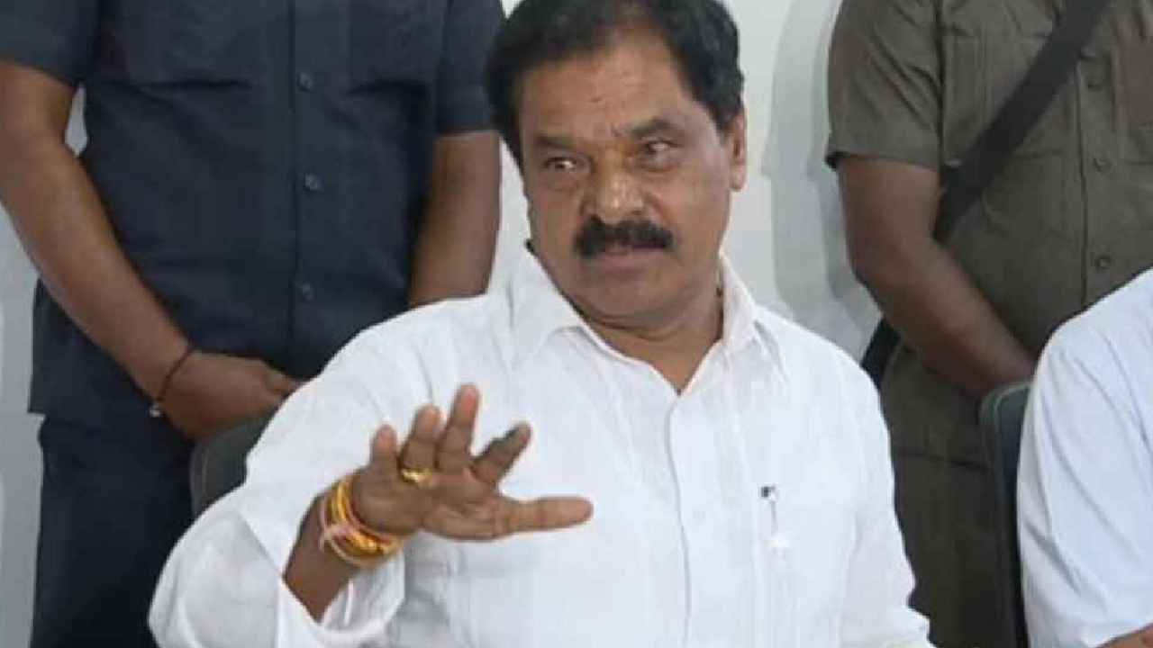 Narayanaswamy Kalathuru : డిప్యూటీ సీఎంని నిలదీసిన కానిస్టేబుల్పై సస్పెన్షన్ వేటు Narayanaswamy Kalathuru : డిప్యూటీ సీఎంని నిలదీసిన కానిస్టేబుల్పై సస్పెన్షన్ వేటు