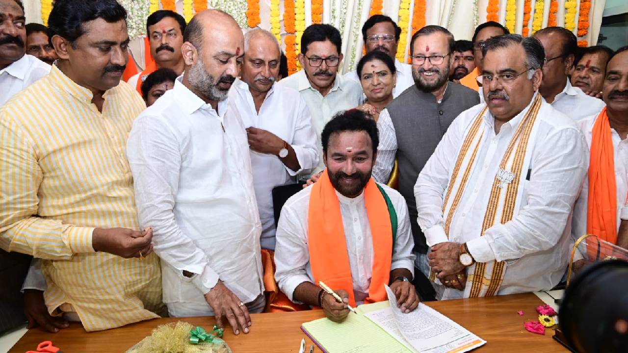 Kishan Reddy: బీజేపీ తెలంగాణ అధ్యక్షుడిగా కిషన్ రెడ్డి బాధ్యతల స్వీకరణ.. లక్ష్మణ్, ఈటల, డీకే అరుణ ఏమన్నారంటే? Kishan Reddy: బీజేపీ తెలంగాణ అధ్యక్షుడిగా కిషన్ రెడ్డి బాధ్యతల స్వీకరణ.. లక్ష్మణ్, ఈటల, డీకే అరుణ ఏమన్నారంటే?