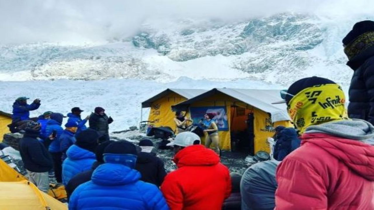 Mount Everest : ఎవరెస్ట్ బేస్ క్యాంప్లో స్టాండ్-అప్ కామెడీ .. వరల్డ్ రికార్డ్ క్రియేట్ చేసిన ఆర్టిస్ట్లు Mount Everest : ఎవరెస్ట్ బేస్ క్యాంప్లో స్టాండ్-అప్ కామెడీ .. వరల్డ్ రికార్డ్ క్రియేట్ చేసిన ఆర్టిస్ట్లు