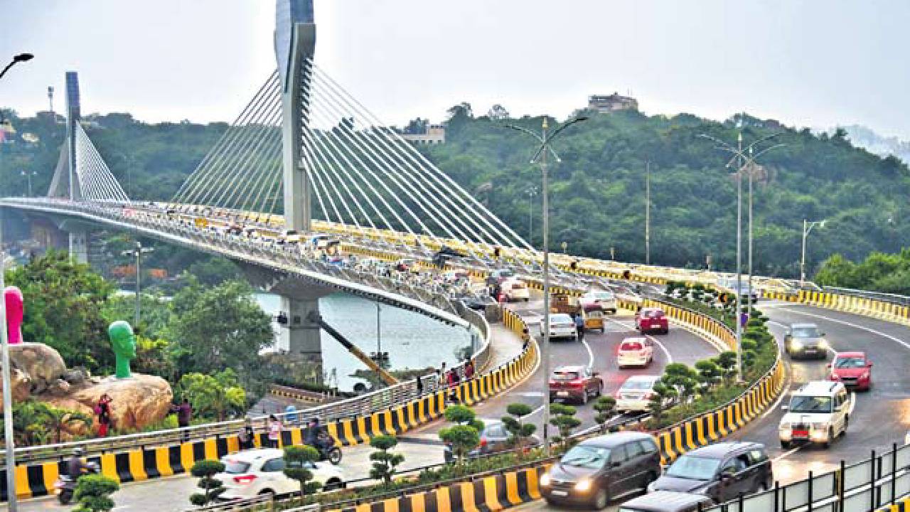 Hyderabad: మాదాపూర్ దుర్గం చెరువు కేబుల్ బ్రిడ్జి పై నుంచి దూకేసిన 17 ఏళ్ల బాలిక Hyderabad: మాదాపూర్ దుర్గం చెరువు కేబుల్ బ్రిడ్జి పై నుంచి దూకేసిన 17 ఏళ్ల బాలిక