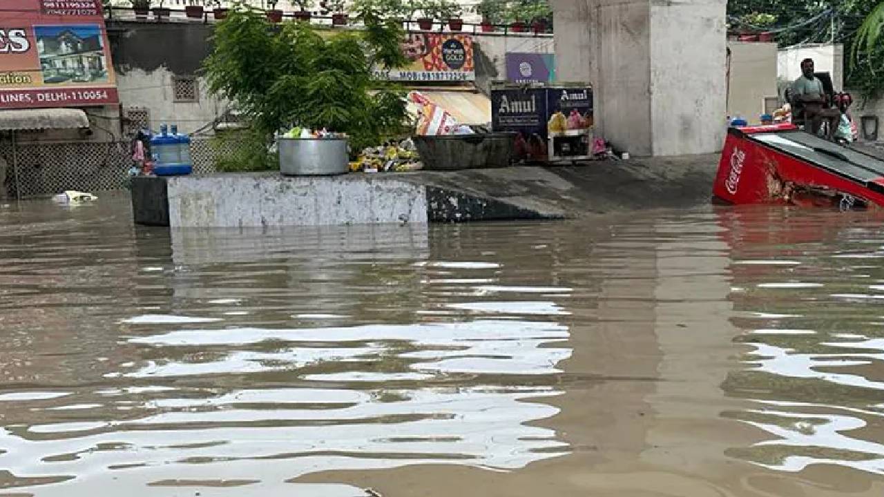 Delhi flood: జల దిగ్బంధంలోనే ఢిల్లీ.. ఆ ప్రాంతాల మధ్య మెట్రో ద్వారానే రాకపోకలు Delhi flood: జల దిగ్బంధంలోనే ఢిల్లీ.. ఆ ప్రాంతాల మధ్య మెట్రో ద్వారానే రాకపోకలు