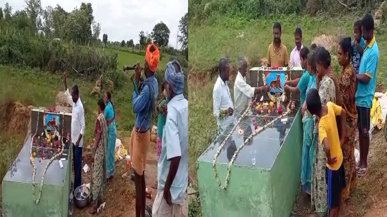Mahabubabad District : చనిపోయిన శునకానికి సమాధి కట్టించిన యజమాని.. ఆత్మ శాంతించాలని ప్రత్యేక పూజలు Mahabubabad District : చనిపోయిన శునకానికి సమాధి కట్టించిన యజమాని.. ఆత్మ శాంతించాలని ప్రత్యేక పూజలు