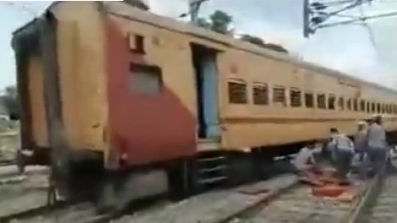 Padmavathi Express: ఆంధ్రప్రదేశ్లో పట్టాలు తప్పిన పద్మావతి ఎక్స్ప్రెస్ బోగీ.. సికింద్రాబాద్ వెళ్లే 2 రైళ్ల వేళల్లో మార్పులు Padmavathi Express: ఆంధ్రప్రదేశ్లో పట్టాలు తప్పిన పద్మావతి ఎక్స్ప్రెస్ బోగీ.. సికింద్రాబాద్ వెళ్లే 2 రైళ్ల వేళల్లో మార్పులు
