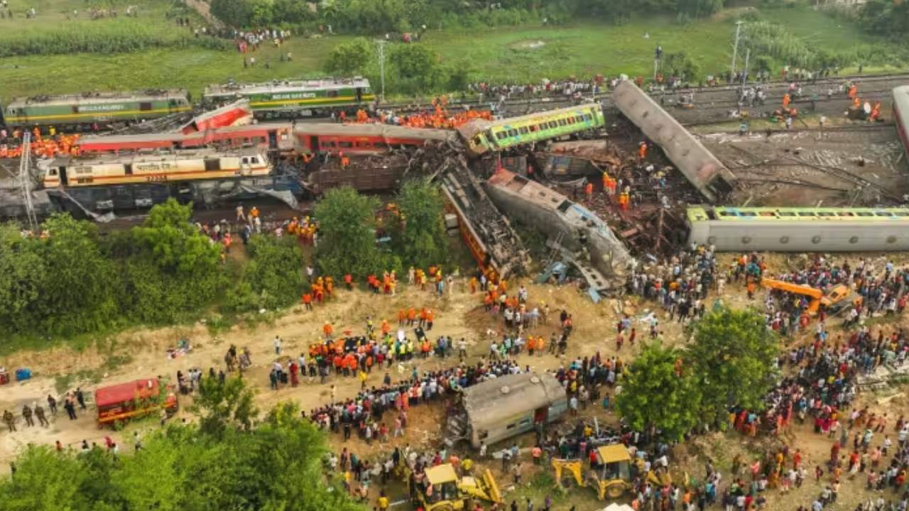 Odisha Train Accident: బాలాసోర్ రైలు ప్రమాదం ఎఫెక్ట్.. పలువురు అధికారులు బదిలీ.. సౌత్ ఈస్టర్న్ నూతన జీఎంగా అనిల్ కుమార్ మిశ్రా నియామకం Odisha Train Accident: బాలాసోర్ రైలు ప్రమాదం ఎఫెక్ట్.. పలువురు అధికారులు బదిలీ.. సౌత్ ఈస్టర్న్ నూతన జీఎంగా అనిల్ కుమార్ మిశ్రా నియామకం