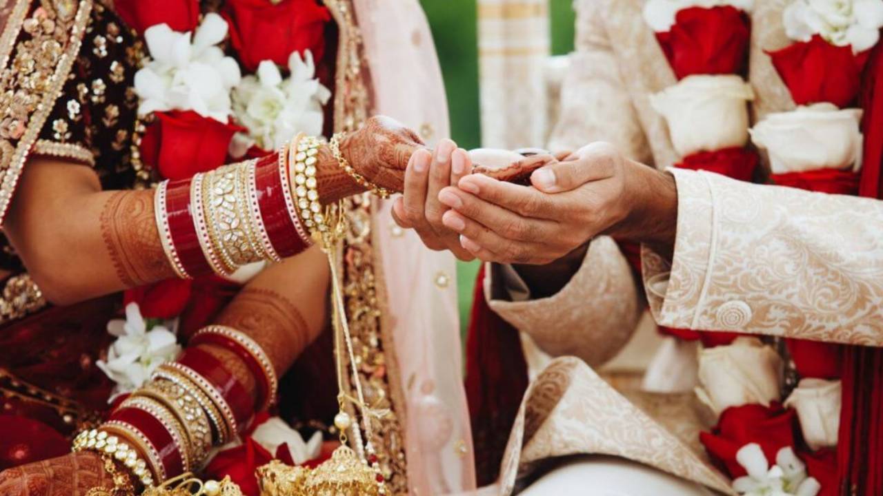 Strange Wedding : వరదలు ముంచెత్తినా తగ్గేదేలే .. వరుడు,వధువు లేకుండానే పెళ్లి .. Strange Wedding : వరదలు ముంచెత్తినా తగ్గేదేలే .. వరుడు,వధువు లేకుండానే పెళ్లి ..