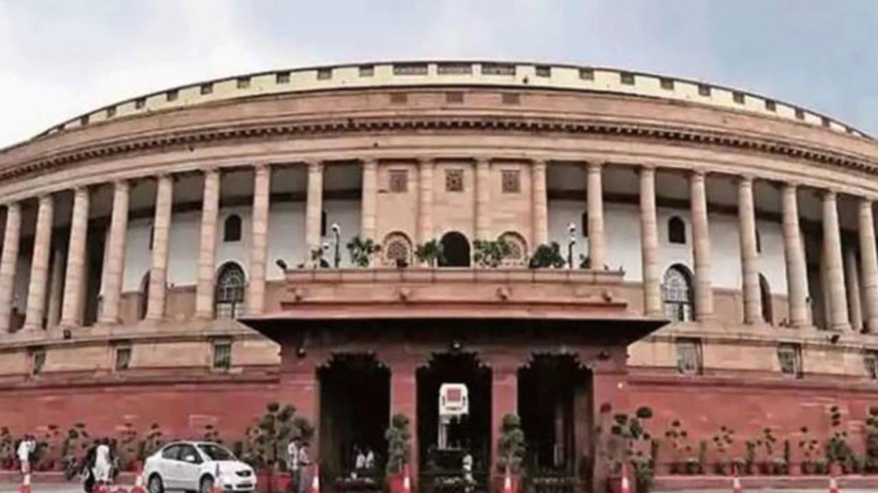 Parliament Monsoon Sessions : పార్లమెంట్ వర్షాకాల సమావేశాలు.. 28 బిల్లులతోపాటు యూసీసీ బిల్లు ప్రవేశపెట్టనున్న కేంద్రం Parliament Monsoon Sessions : పార్లమెంట్ వర్షాకాల సమావేశాలు.. 28 బిల్లులతోపాటు యూసీసీ బిల్లు ప్రవేశపెట్టనున్న కేంద్రం